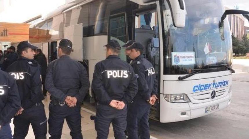 Trabzonspor G&uuml;venlik Kontrolu Altında Stada Gitti