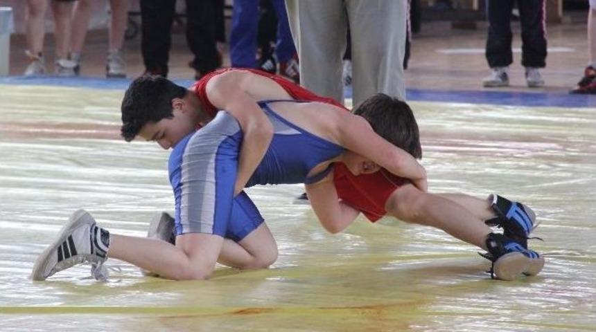 Serbest G&uuml;reş İl Birinciliği M&uuml;sabakaları Alaplı&rsquo;da Yapıldı