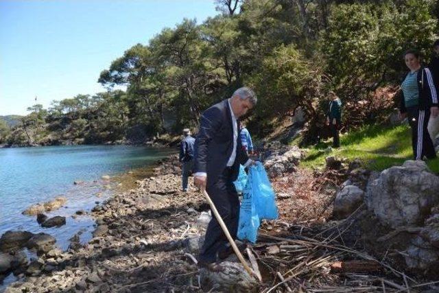 Göcek Koylarında Plaj Temizliği