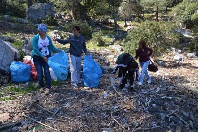 Göcek Koylarında Plaj Temizliği