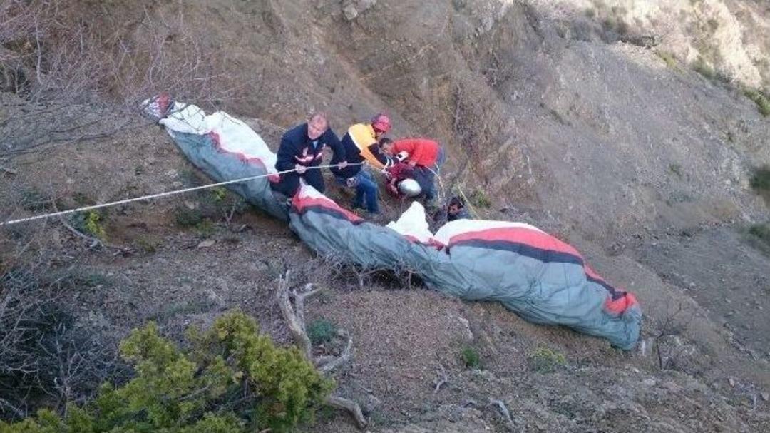 T&uuml;rb&uuml;lansa Giren Paraş&uuml;t&ccedil;&uuml; 600 Metreden Yere &Ccedil;akıldı