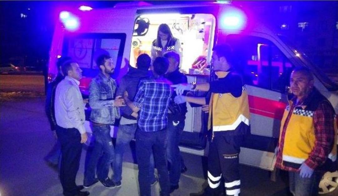 Taraftarlar D&ouml;rt Kişiyi Darp Edip Marketi Taşladı