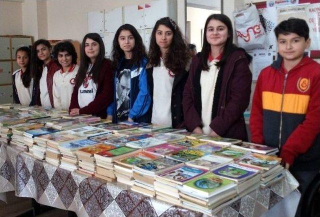 Gazipaşalı Öğrenciler 600 Kitabı Acarlar İle Paylaştı