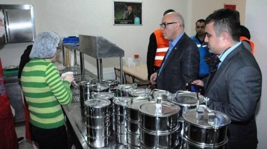 S&uuml;leymanpaşa Belediye Başkanı Ekrem Eşkinat, Aşevinde Yemekleri Kendi Elleriyle Dağıttı