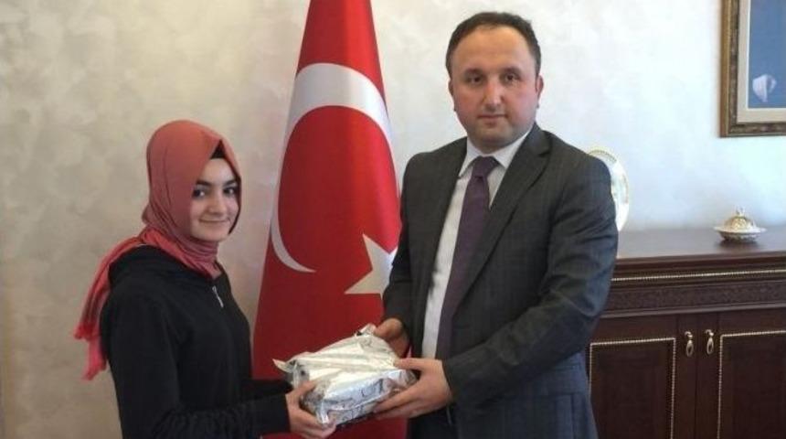 Esma Nur, Dubai&rsquo;deki Resim Yarışmasında T&uuml;rkiye&rsquo;yi Temsil Edecek