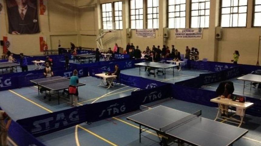 Masa Tenis&ccedil;iler Polisler İ&ccedil;in M&uuml;cadele Etti