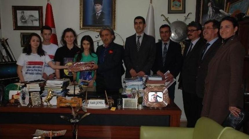 Başarılı &Ouml;ğrencilerden Kaymakam Genel&rsquo;e Ziyaret