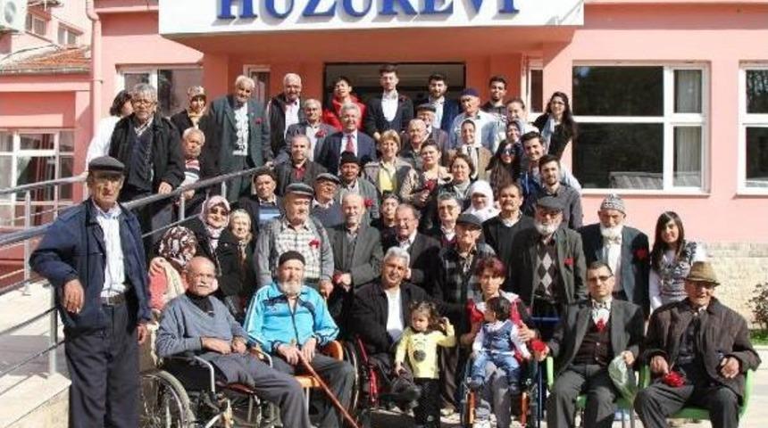 Yaşlıları Oynatan Ziyaret