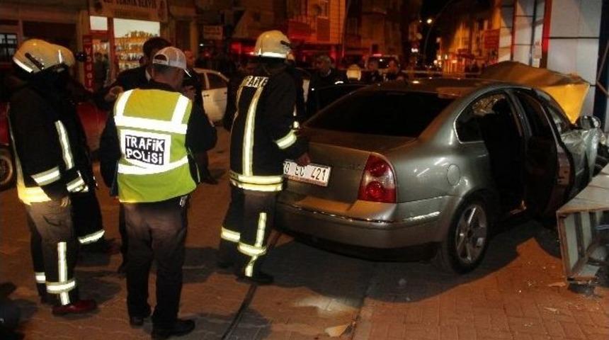 Otomobil Markete Girdi: İki Yaralı