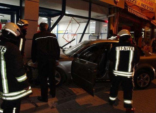 Otomobil Markete Girdi: İki Yaralı 1