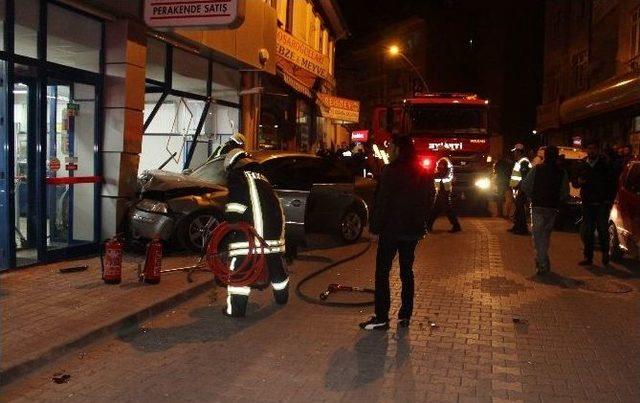 Otomobil Markete Girdi: İki Yaralı 2