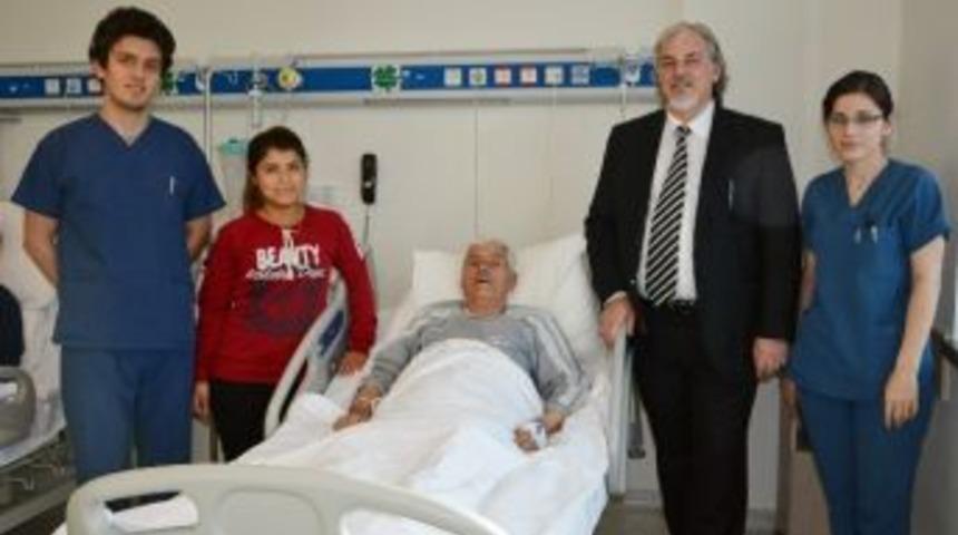 83 Yaşındaki Hastaya K&ouml;k H&uuml;creli Tedavi