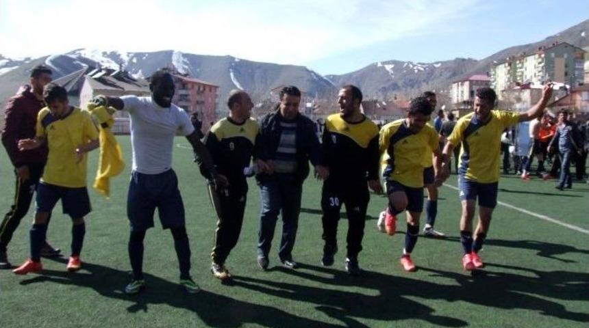 Ganalı Futbolcu Halay &Ccedil;ekip G&ouml;bek Attı