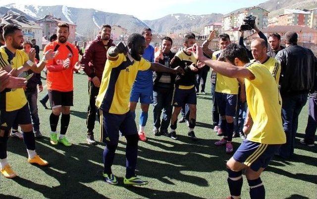 Ganalı Futbolcu Halay &Ccedil;ekip G&ouml;bek Attı 1