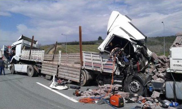 Parke Yüklü Tır Çevre Yolunda Boş Dorseye Çaptı, Sürücü Kabinde Sıkışarak Öldü