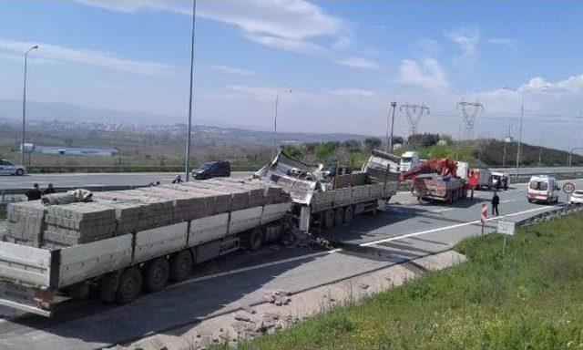 Parke Yüklü Tır Çevre Yolunda Boş Dorseye Çaptı, Sürücü Kabinde Sıkışarak Öldü