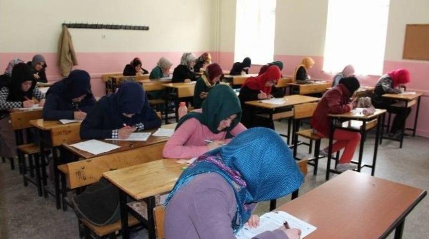 Sivas&rsquo;ta &lsquo;&ouml;nce Namaz&rsquo; Konulu Bilgi Yarışması Yapıldı
