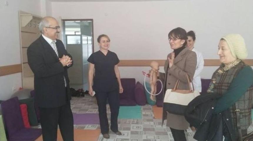 Afyonkarahisar Valisi Hakan Yusuf G&uuml;ner&rsquo;in Eşi Berrin G&uuml;ner, Afyonkarahisar Sağlıklı Yaşam Merkezi Ve Annelik Okulunu Ziyaret Etti