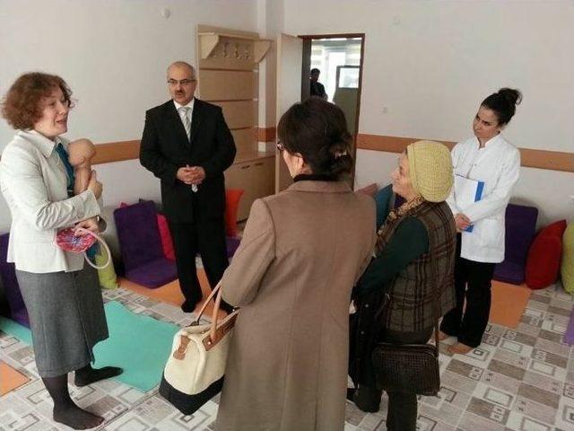 Afyonkarahisar Valisi Hakan Yusuf G&uuml;ner&rsquo;in Eşi Berrin G&uuml;ner, Afyonkarahisar Sağlıklı Yaşam Merkezi Ve Annelik Okulunu Ziyaret Etti 2