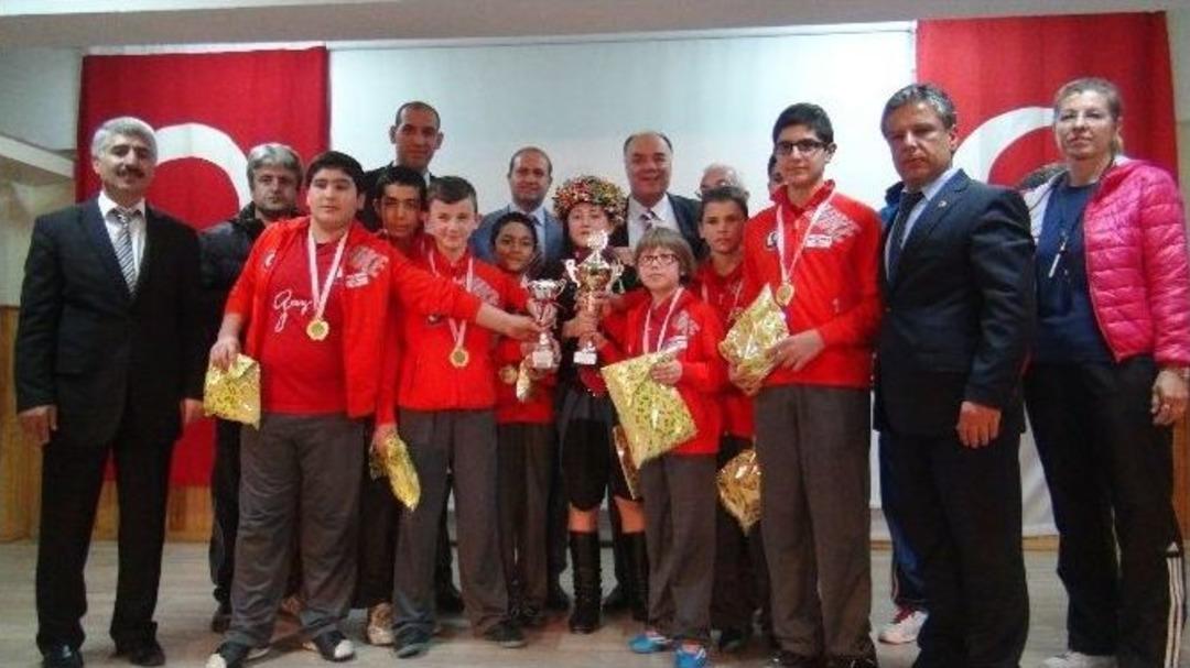 Başarılı &Ouml;ğrenciler &Ouml;d&uuml;llendirildi