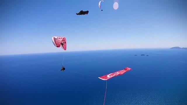 Yamaç paraşütçüleri gökyüzünde dev Türk bayrağı açtı