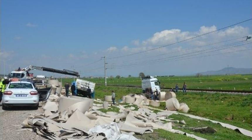 Kağıt Y&uuml;kl&uuml; Tır Yoldan &Ccedil;ıktı