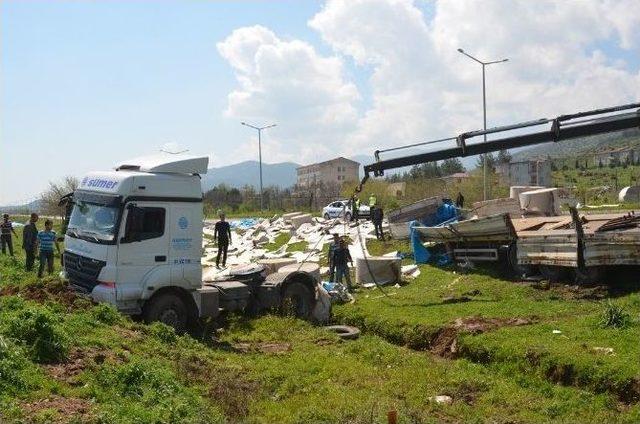 Kağıt Yüklü Tır Yoldan Çıktı