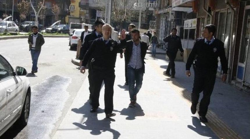 6&rsquo;ncı Kez İntihara Kalkışan Şahıs Vatandaşların Tepkisini &Ccedil;ekti