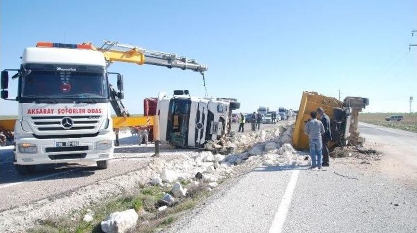 Taş Y&uuml;kl&uuml; İki Kamyon &Ccedil;arpıştı: 2 Yaralı
