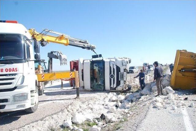 Taş Yüklü İki Kamyon Çarpıştı: 2 Yaralı