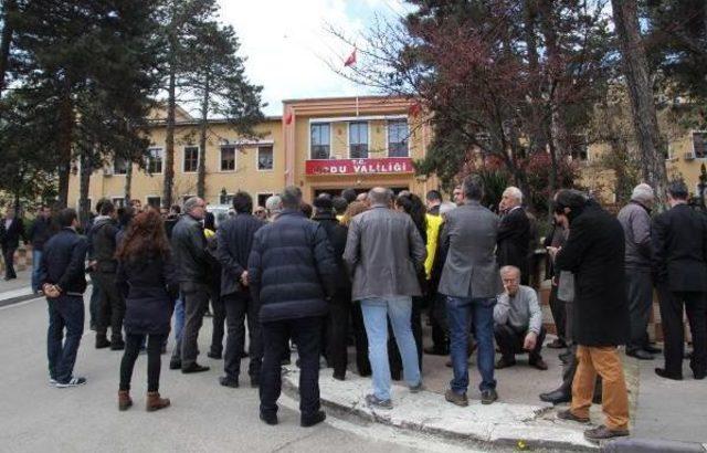 Valilik Önünde Açıklama Yapmak Isteyen Eğitimcilere Polis Engeli