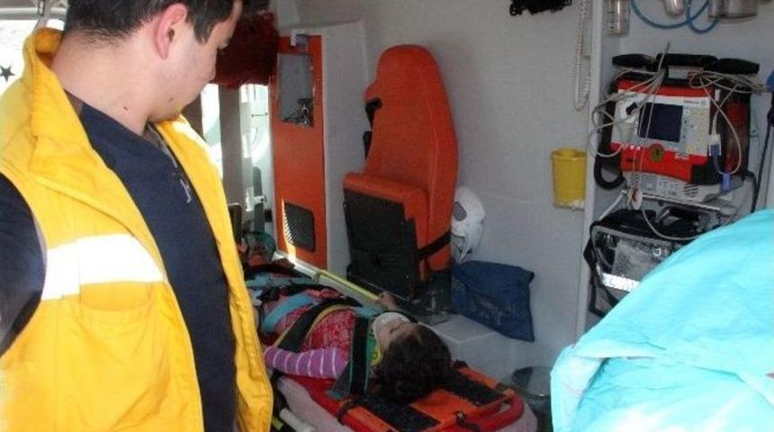 Yolun Karşısına Ge&ccedil;meye &Ccedil;alışan K&uuml;&ccedil;&uuml;k Kıza Otomobil &Ccedil;arptı