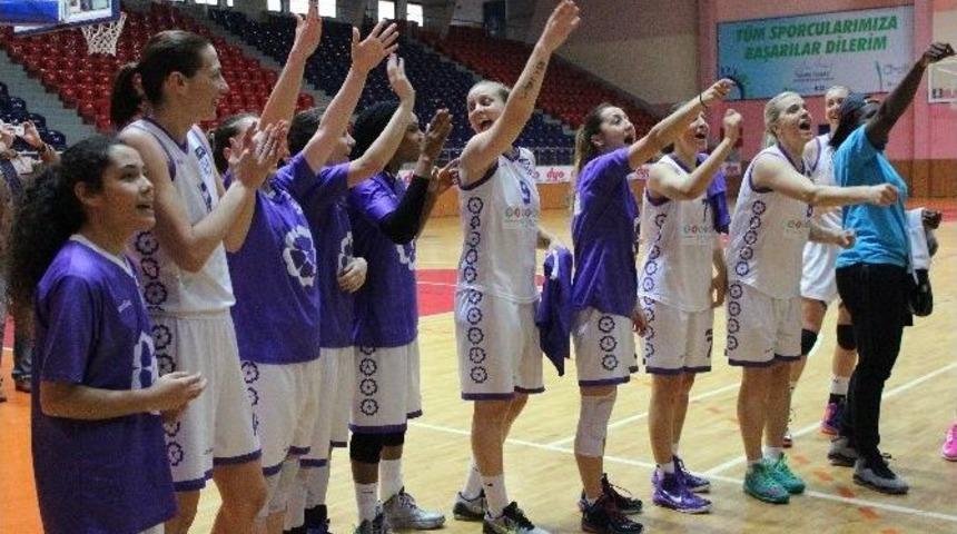 Mor Menekşelerin Play-off Sevinci