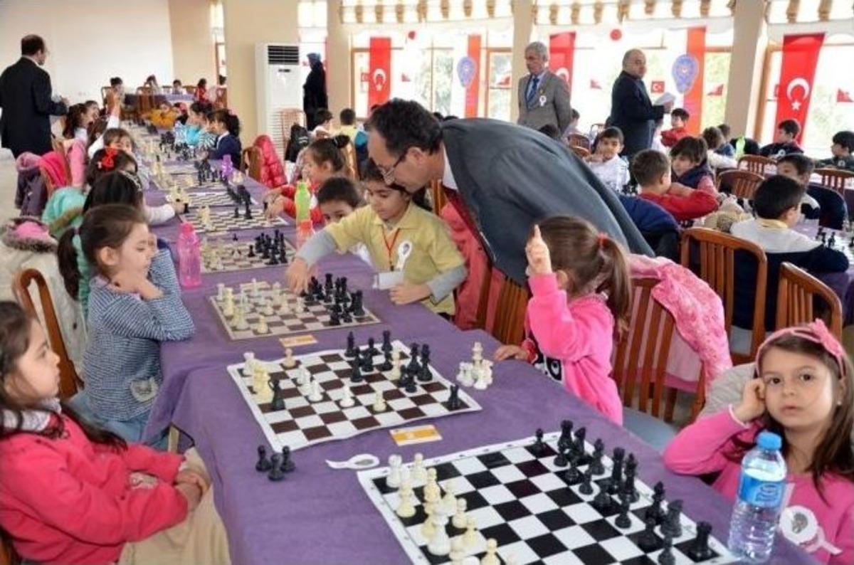 Burdur&rsquo;da Miniklere "polis Amca Satran&ccedil; Turnuvası"