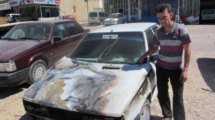 Alev Topuna D&ouml;nen Otomobilinden Canını Zor Kurtardı