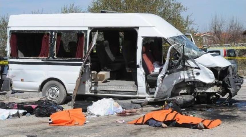 Konya'da &Ouml;ğrenci Servisi, Minib&uuml;sle &Ccedil;arpıştı: 4 &Ouml;l&uuml;, 11 Yaralı (2)