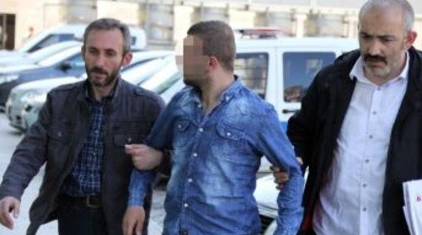 Kavga Ettiği 2 Kişiyi Bı&ccedil;akladı