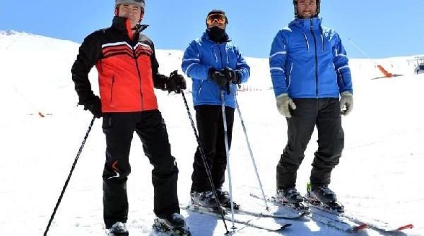 Vali Altıparmak, Kayak Severleri Erzurum'a Davet Etti