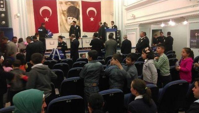 Kırıkkale Polisi’nden 375 Öğrenciye Giysi Yardımı