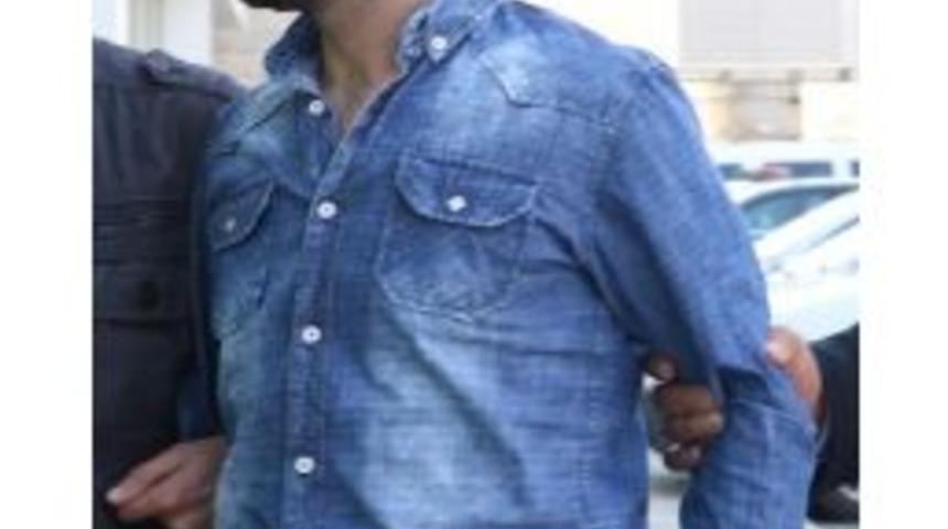 Sokak Ortasında 2 Kişiyi Bı&ccedil;akladı