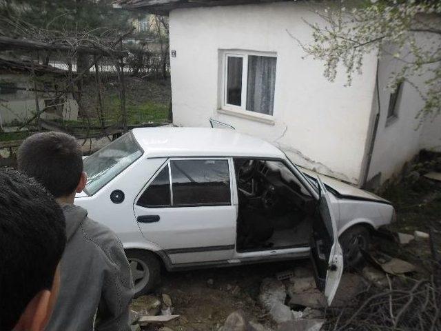 Boz&uuml;y&uuml;k&rsquo;te Kontrolden &Ccedil;ıkan Otomobil Bah&ccedil;e Duvarını Yıktı 1