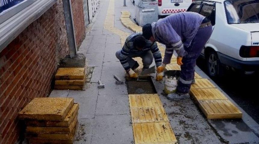 G&ouml;rme Engelliler İ&ccedil;in D&ouml;şenen Taşlar Bozulunca Yenileri İle Değiştiriliyor