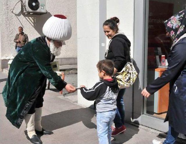 'nasreddin Hoca', Kitap Dağıttı