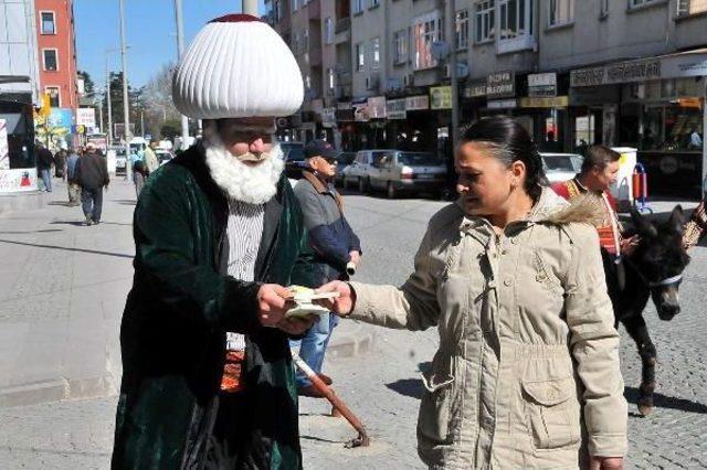 'nasreddin Hoca', Kitap Dağıttı