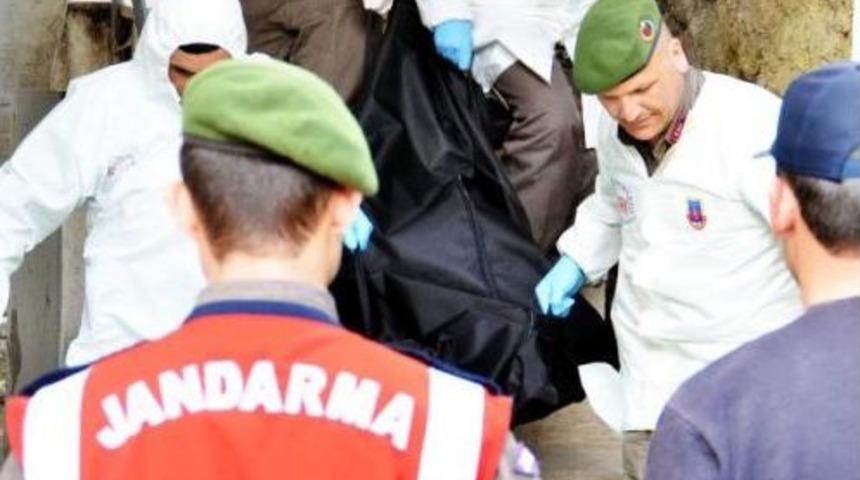 Tesisat&ccedil;ı, Boğazından Bı&ccedil;aklanarak &Ouml;ld&uuml;r&uuml;lm&uuml;ş Bulundu