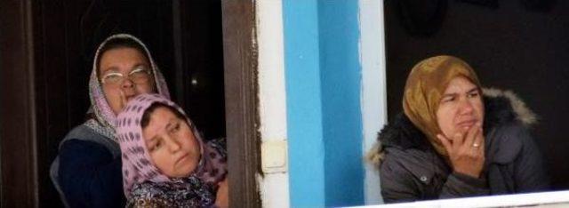 Tesisat&ccedil;ı, Boğazından Bı&ccedil;aklanarak &Ouml;ld&uuml;r&uuml;lm&uuml;ş Bulundu 3