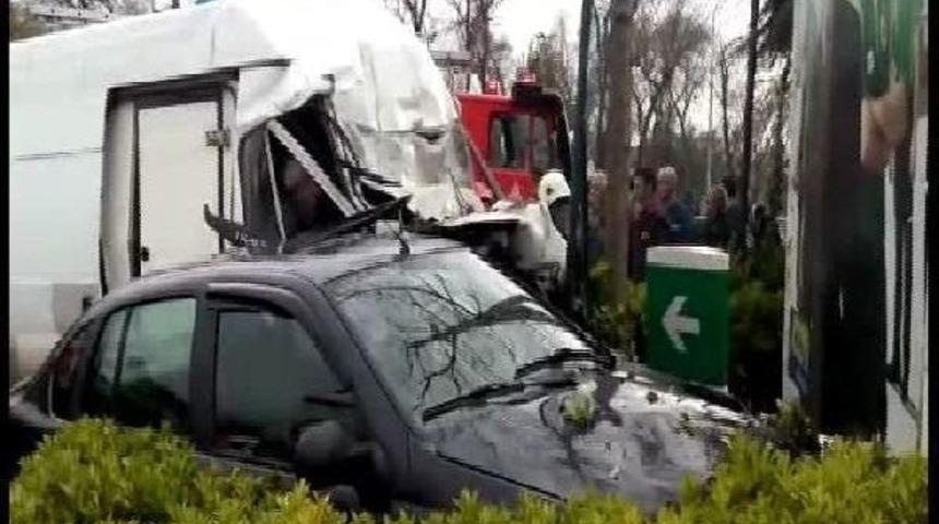 Üsküdar'da Kaza:  2 Yaralı