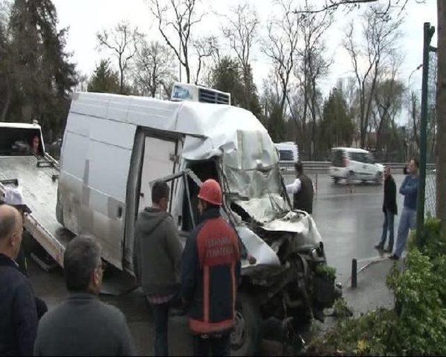 Üsküdar'da Kaza:  2 Yaralı