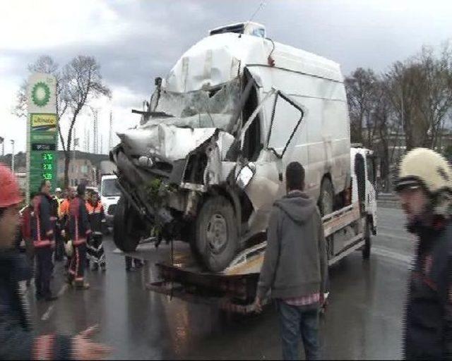 Üsküdar'da Kaza:  2 Yaralı