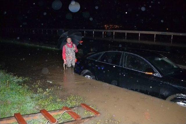 Lüks Araç, Su Kanalına Düştü